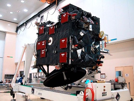 La sonda Rosetta con gli strumenti integrati pronta per il collaudo. 
