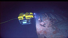Un robot ispeziona il relitto di un mercantile sul fondo del mare 