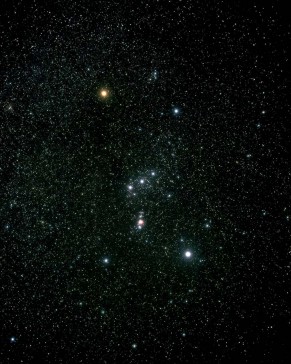 LA COSTELLAZIONE DI ORIONE FOTOGRAFATA CON UN OBIETTIVO GRANDANGOLARE