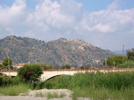 Panorama sul colle di Brancaleone Superiore visto dalla spiaggia